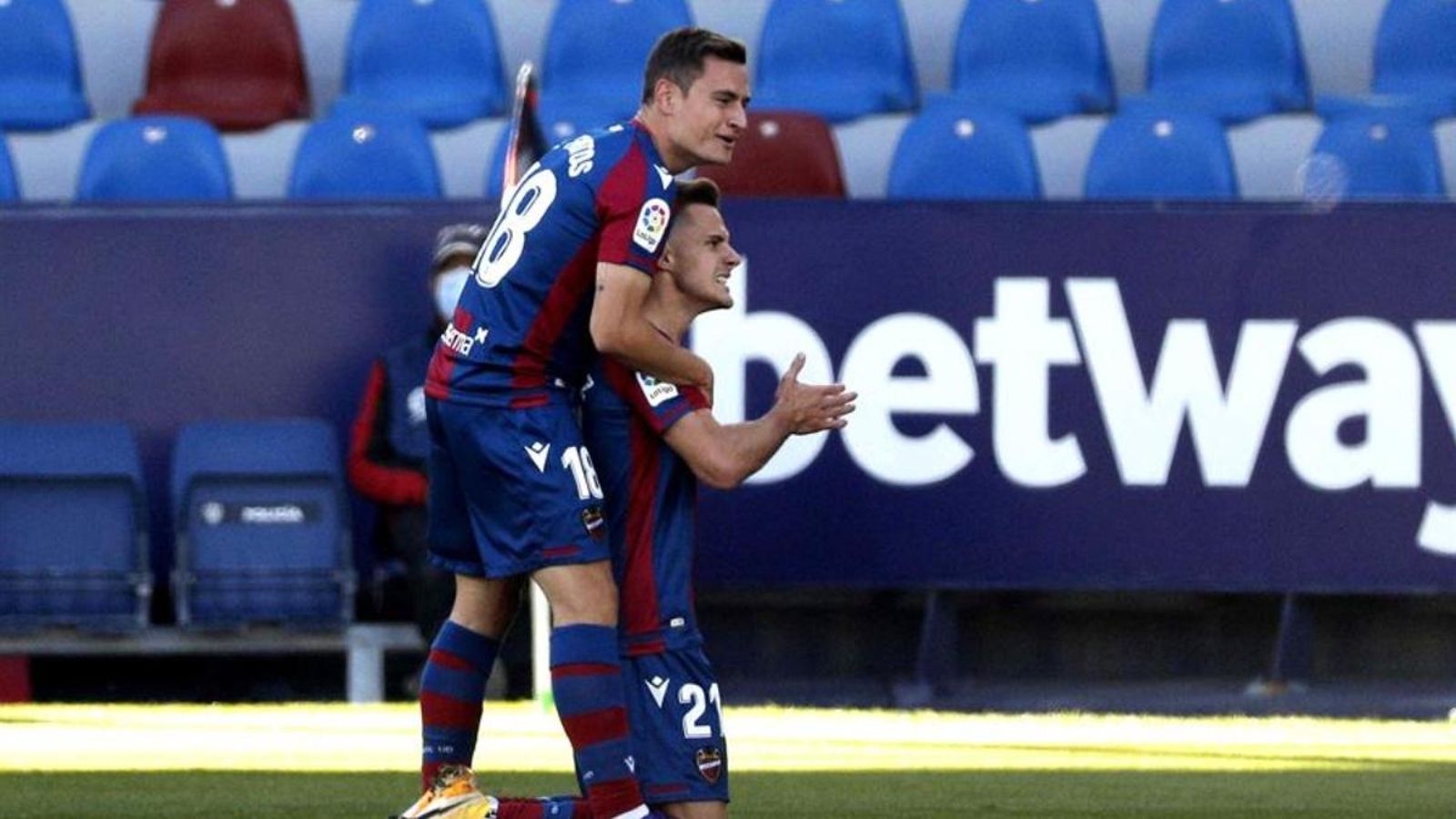 Els golejadors Dani Gómez i Jorge de Frutos celebren el gol del primer a l'estadi Ciutat de València