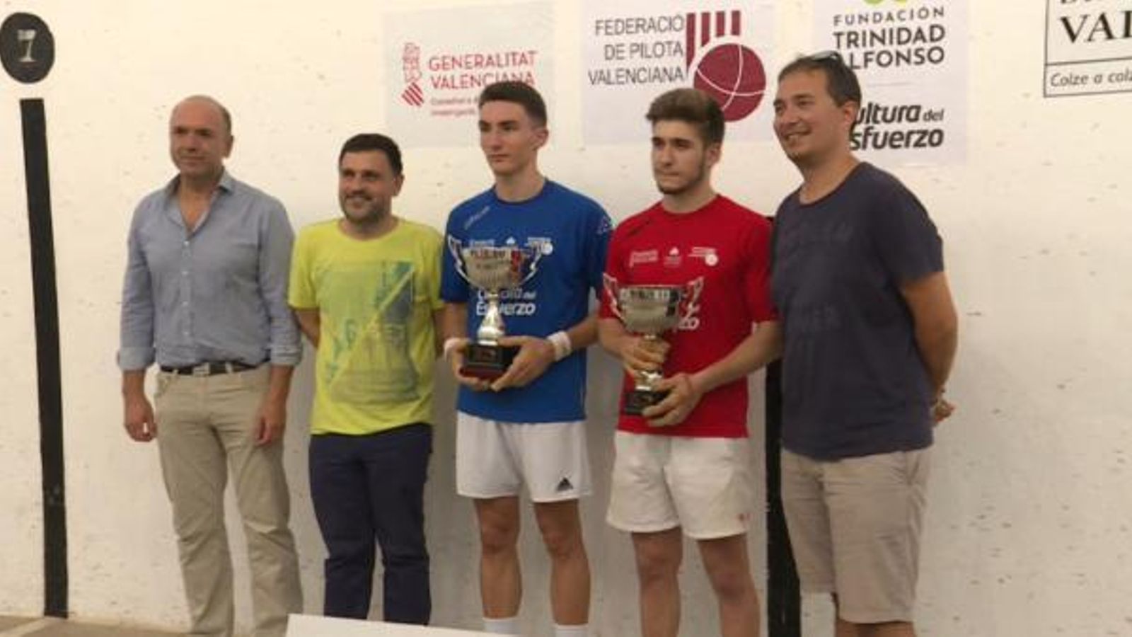 Lliurament de trofeus a Castelló de Rugat.