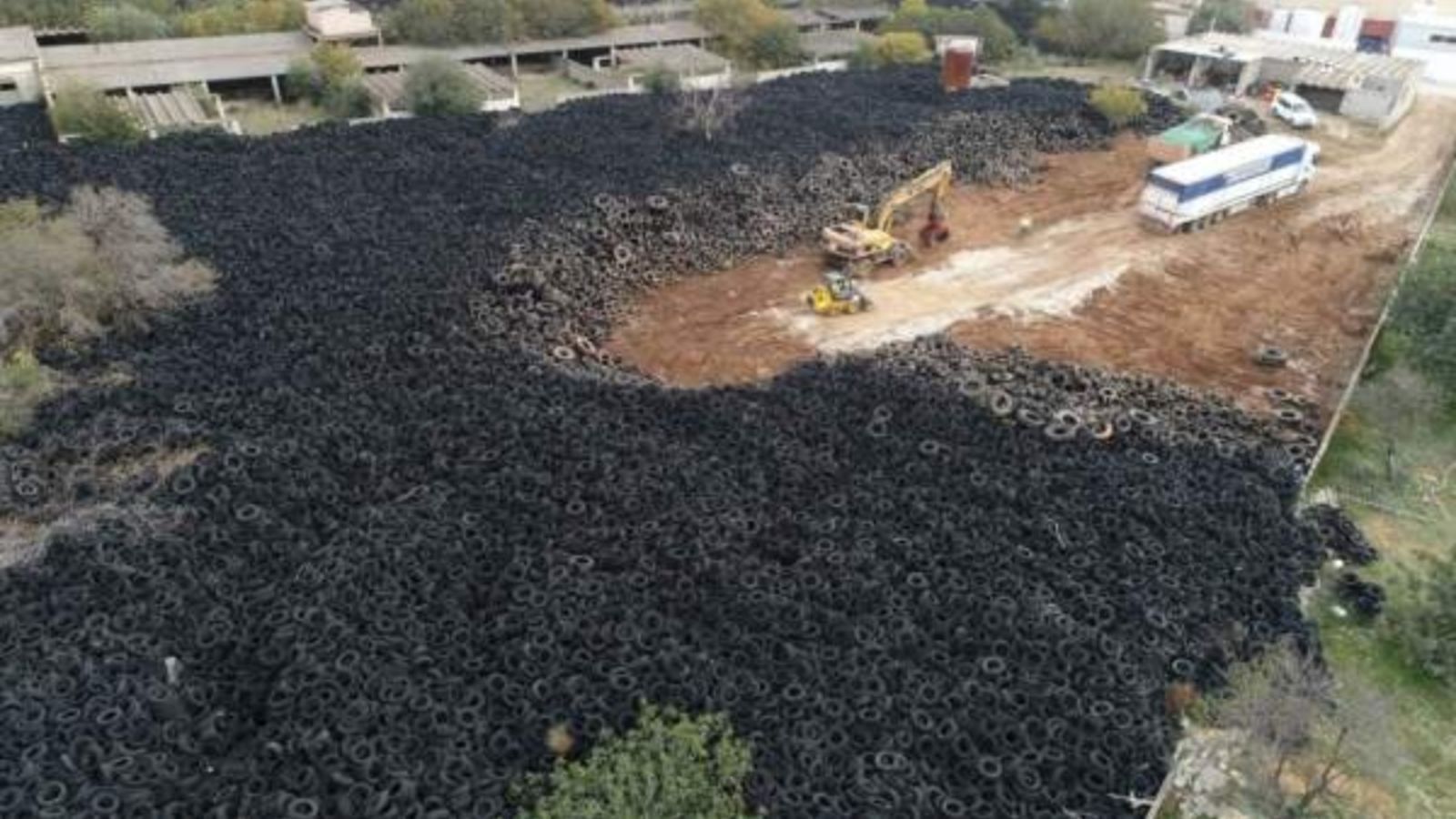 Depòsit de pneumàtics usats a Xiva