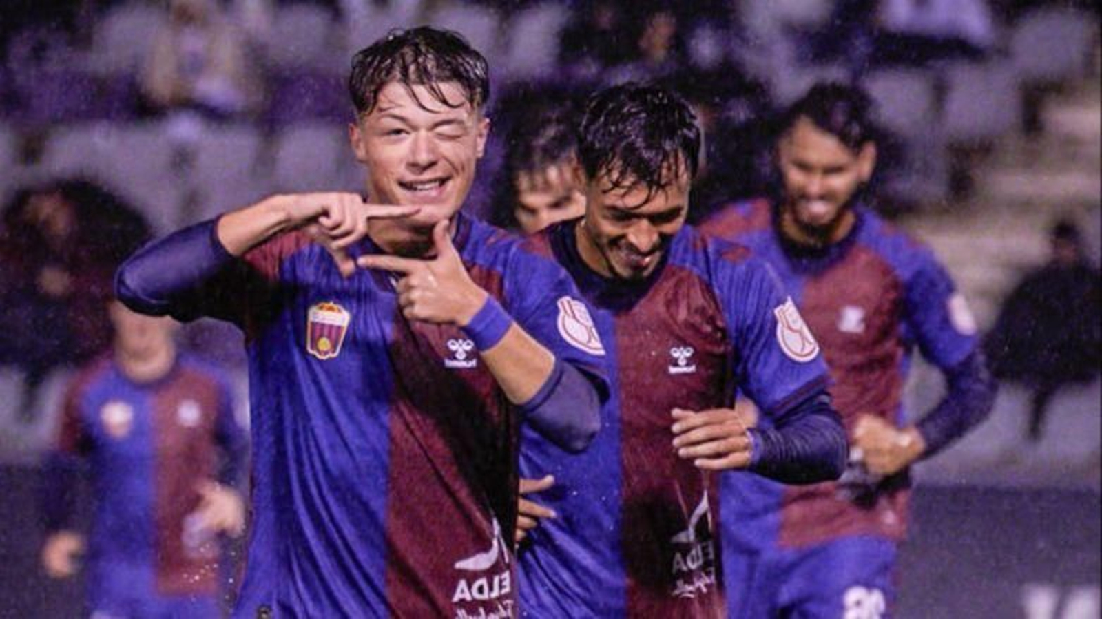 Els jugadors de l'Eldense celebren un dels gols