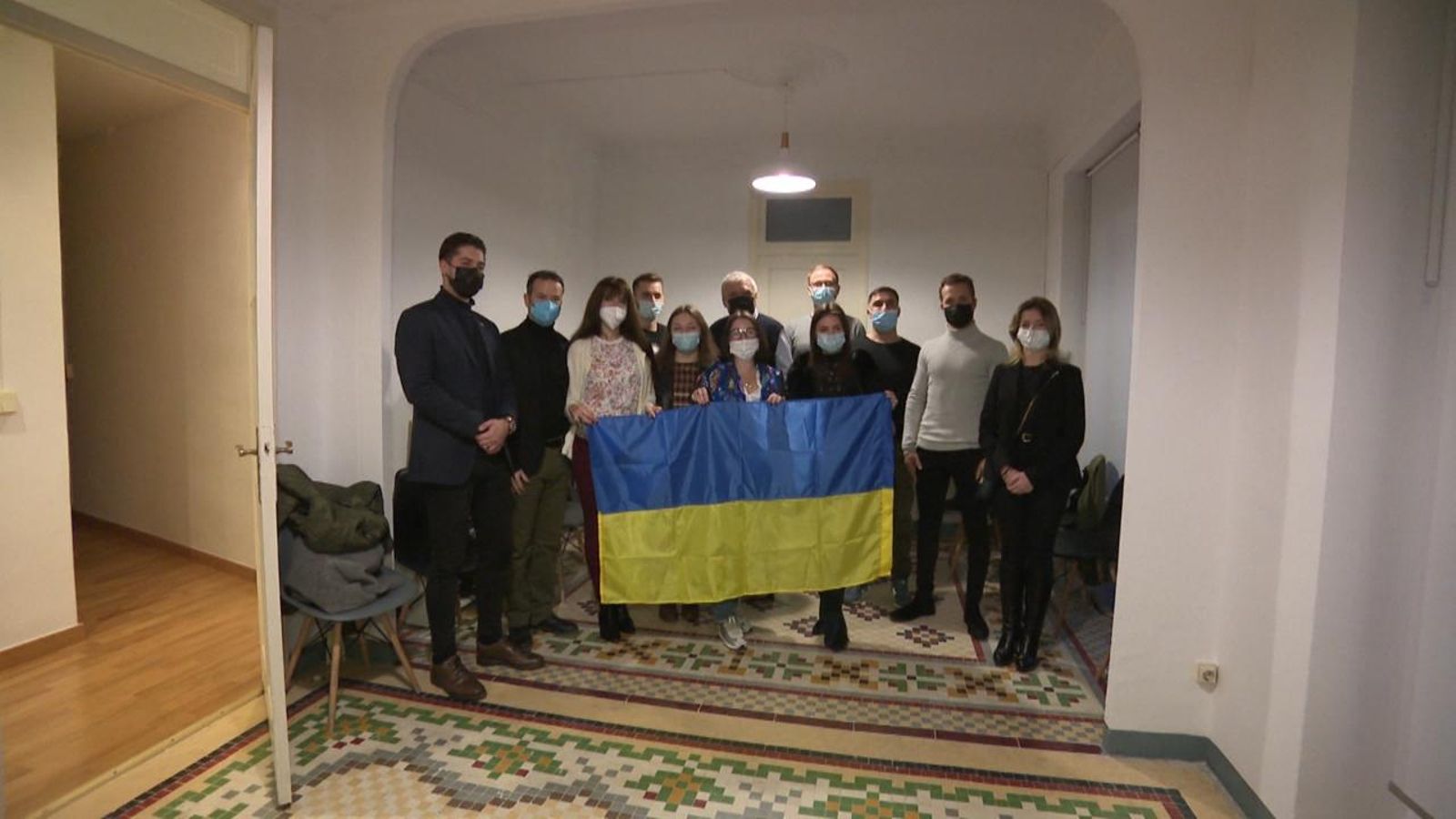 Un grup de joves ucraïnesos s'ha reunit al consolat d'Ucraïna a València per a parlar del conflicte amb Rússia