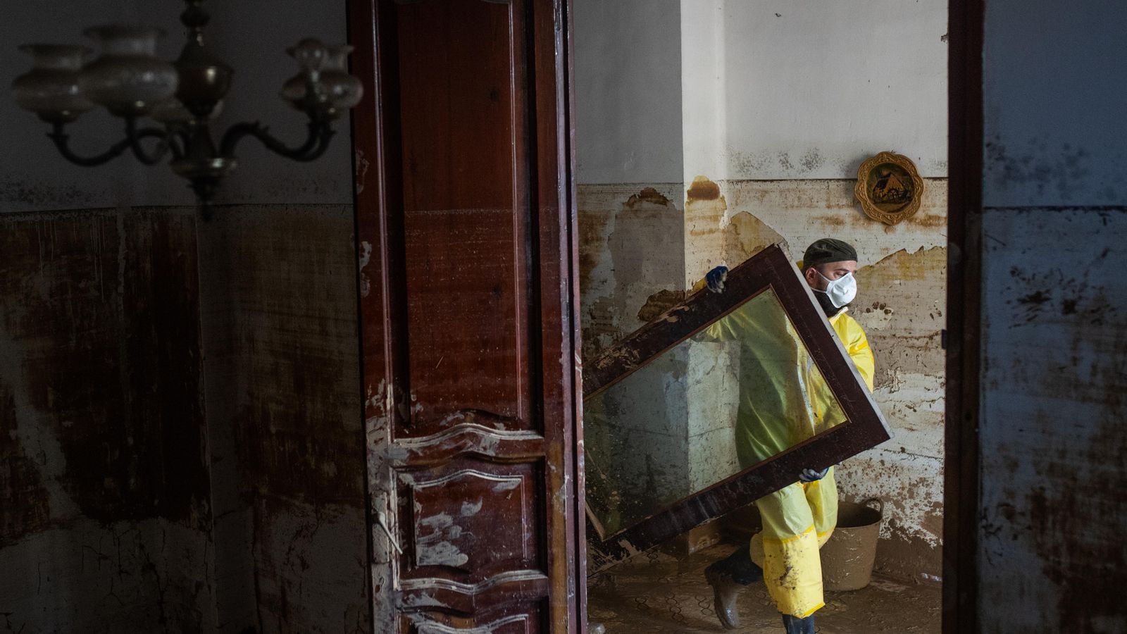 Un voluntari neta una casa afectada per la riuada.