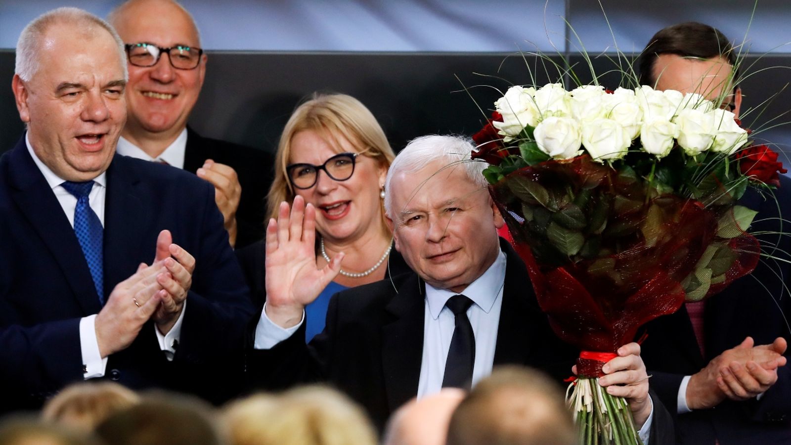 Jaroslaw Kaczynski saluda després que s'anuncien els resultats a Varsòvia, Polònia