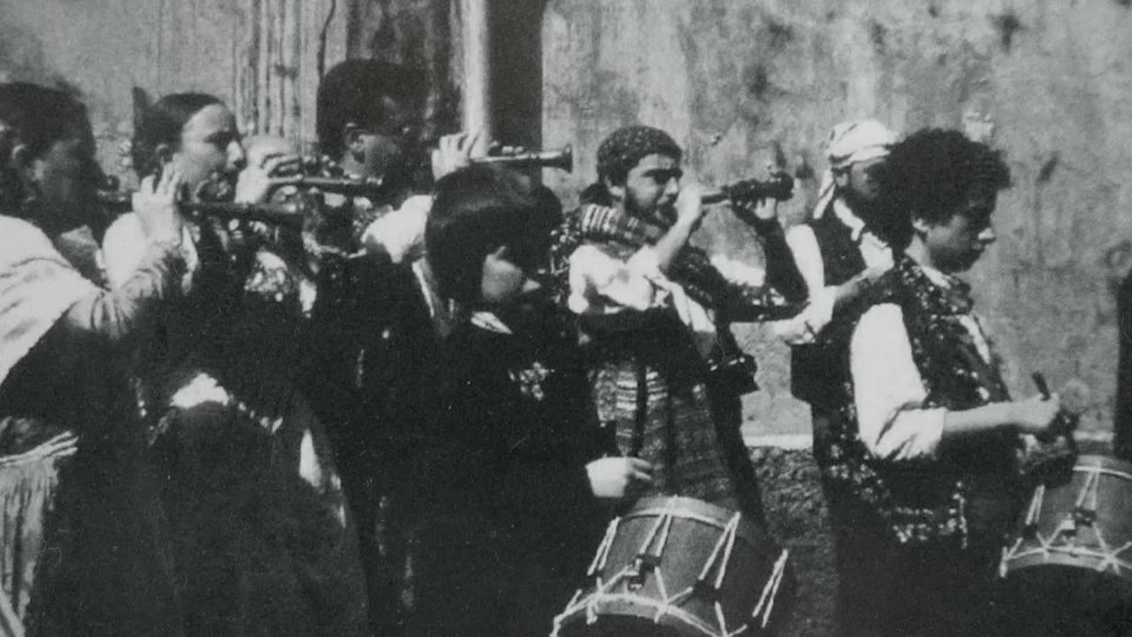 La música de dolçaina i tabal acompanyava en molt poques ocasions a les comissions falleres durant els anys 70