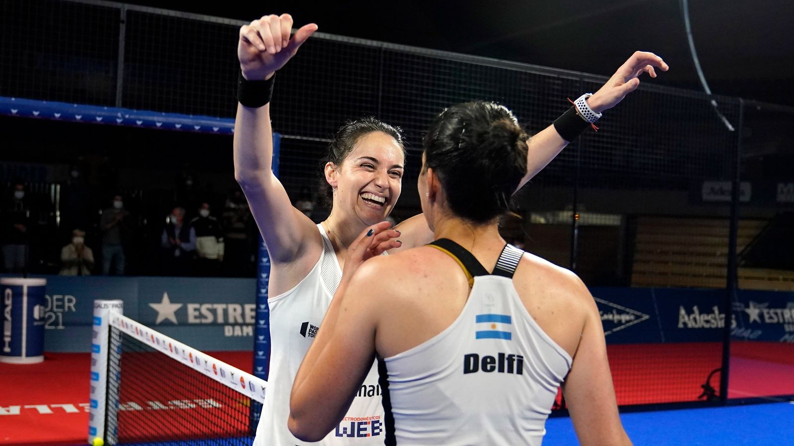 Delfi Brea i Tamara Icardo celebren el triomf a Santander