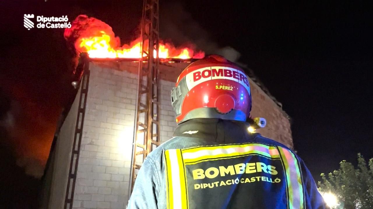 Un incendi arrasa una nau industrial de Borriana Un incendi arrasa una nau industrial de Borriana