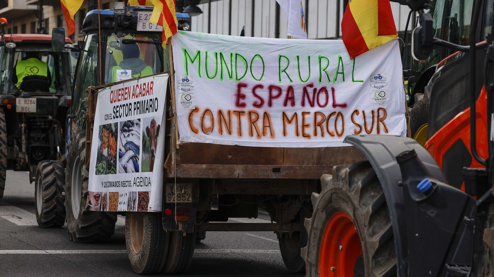 Diversos tractors durant la protesta contra l’acord UE-Mercosur, el 26 de gener de 2026, a València