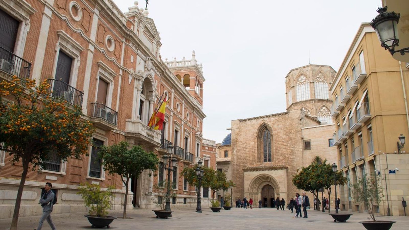 A l'esquerra, seu de l'Arquebisbat de València i al fons, la catedral