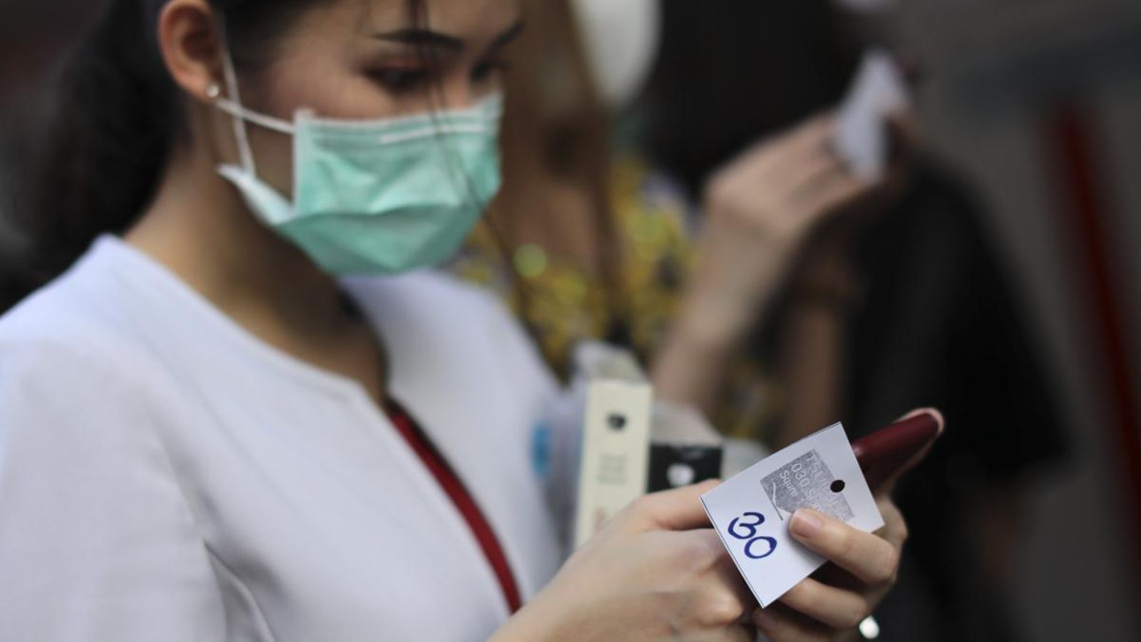 Una dona amb una màscara, per a evitar el contagi del coronavirus