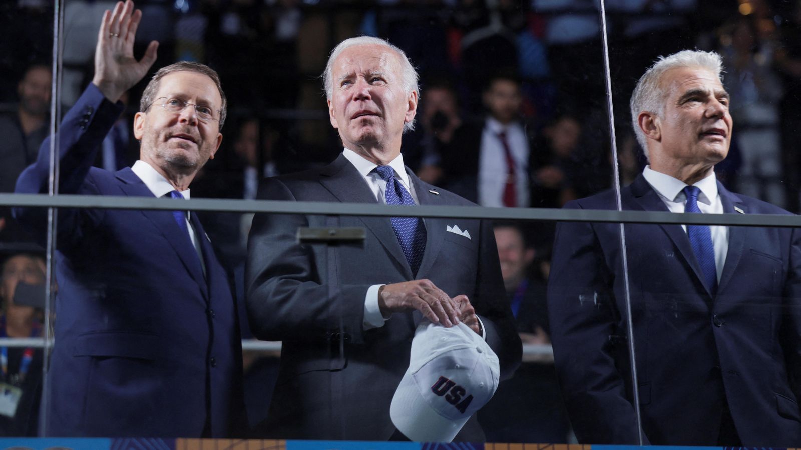 El presidente dels EUA, Joe Biden, el presidente israelí, Isaac Herzog, y el primer ministro israelí, Yair Lapid, visitan el estadio Teddy, a Jerusalén