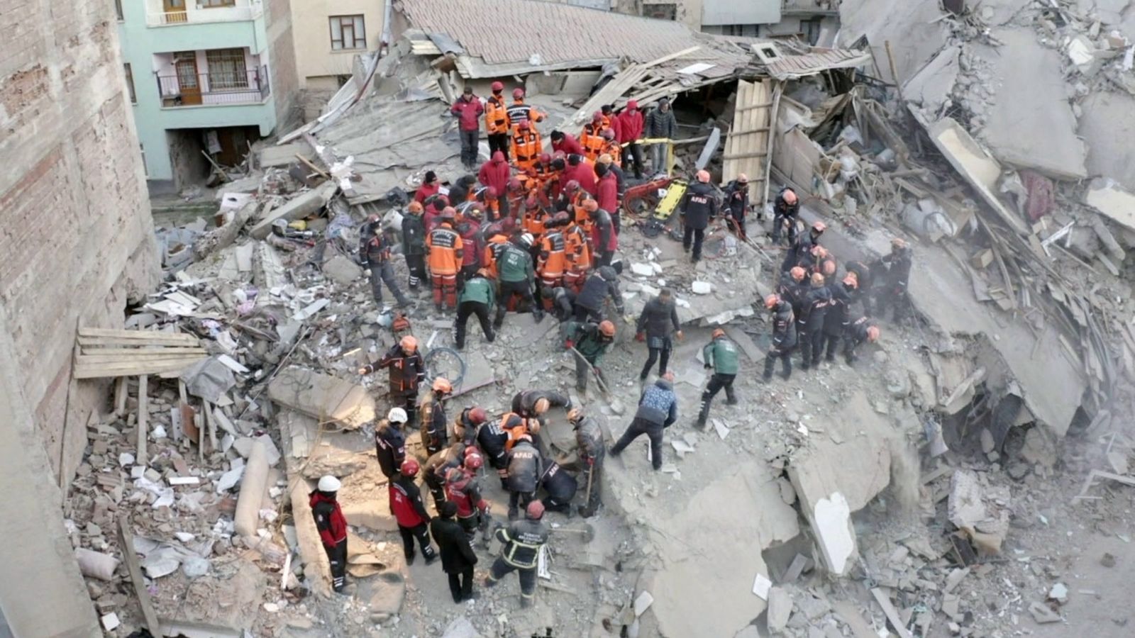 Un terratrémol deixa almenys 21 morts i 1.000 ferits a Turquia