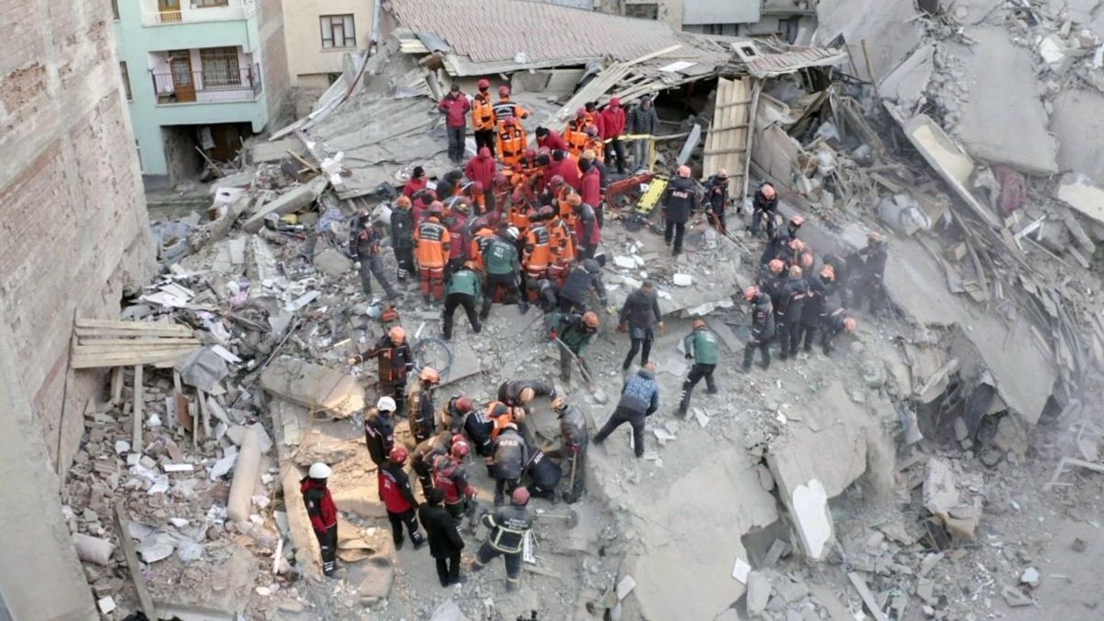 Un terratrémol deixa almenys 21 morts i 1.000 ferits a Turquia