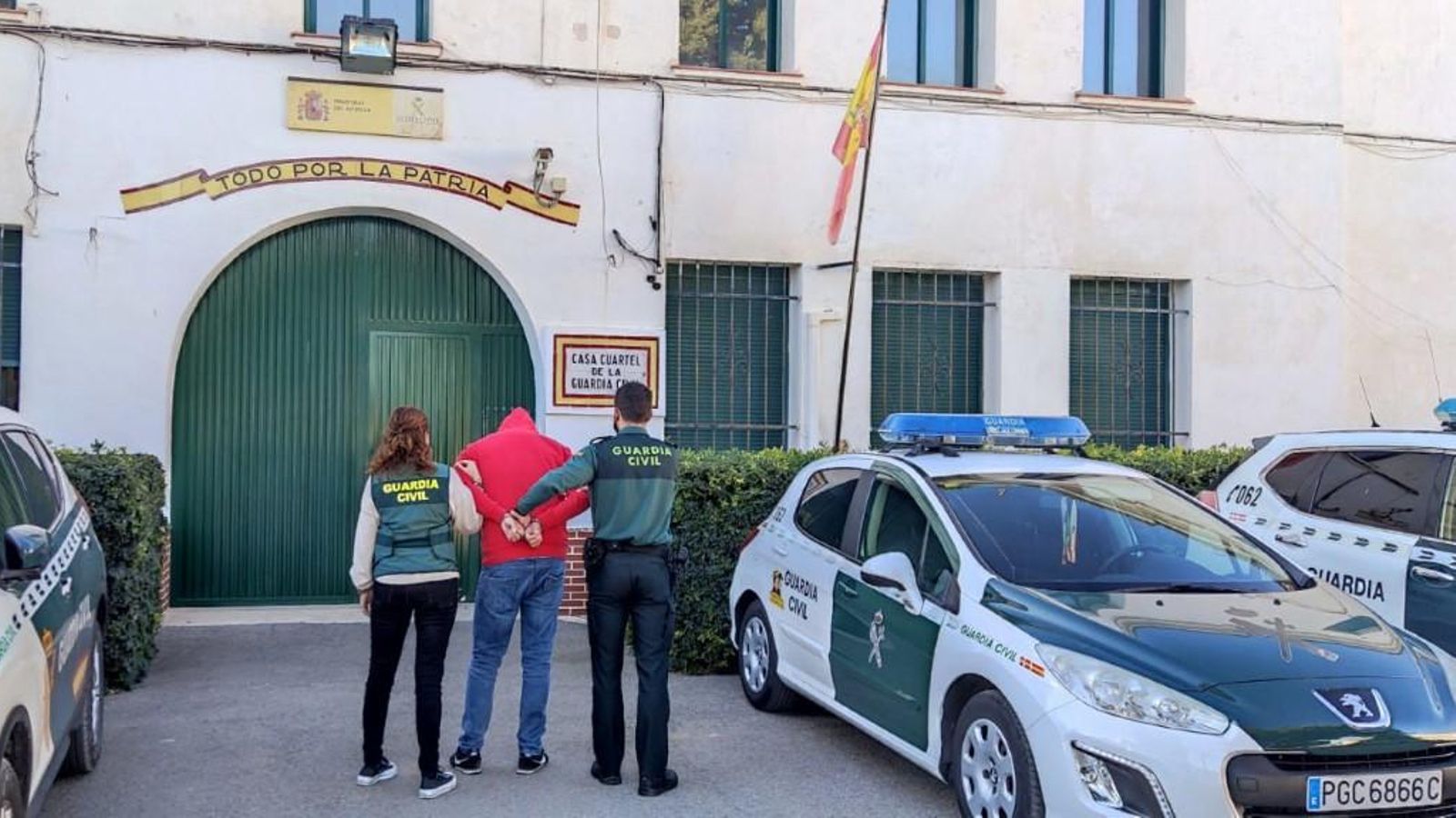 Dos agents de la Guàrdia Civil condueixen el dentingut fins a la caserna