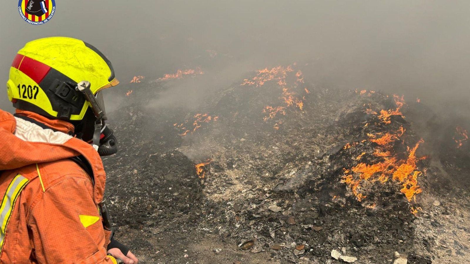 Un bomber treballa en l'extinció del foc de la planta de reciclatge de San Antonio de Requena Un bomber treballa en l'extinció del foc de la planta de reciclatge de San Antonio de Requena