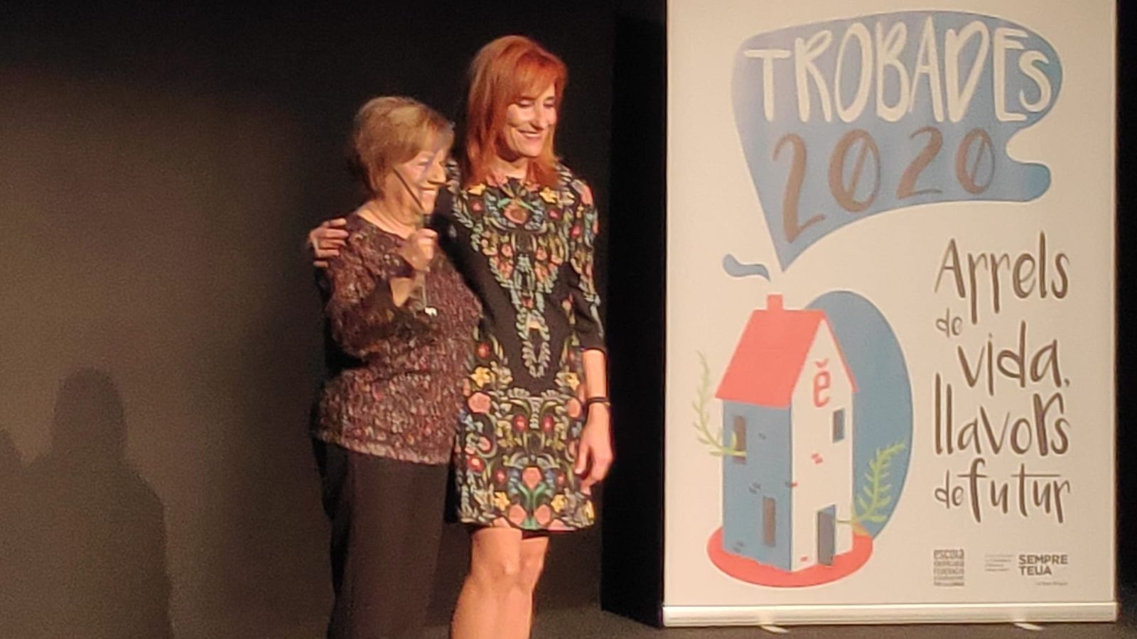 Elionor Ortolà, vicepresidenta d'Escola Valenciana, entrega el Guardó 'Josep Vicent Garcia' a Maria Conca