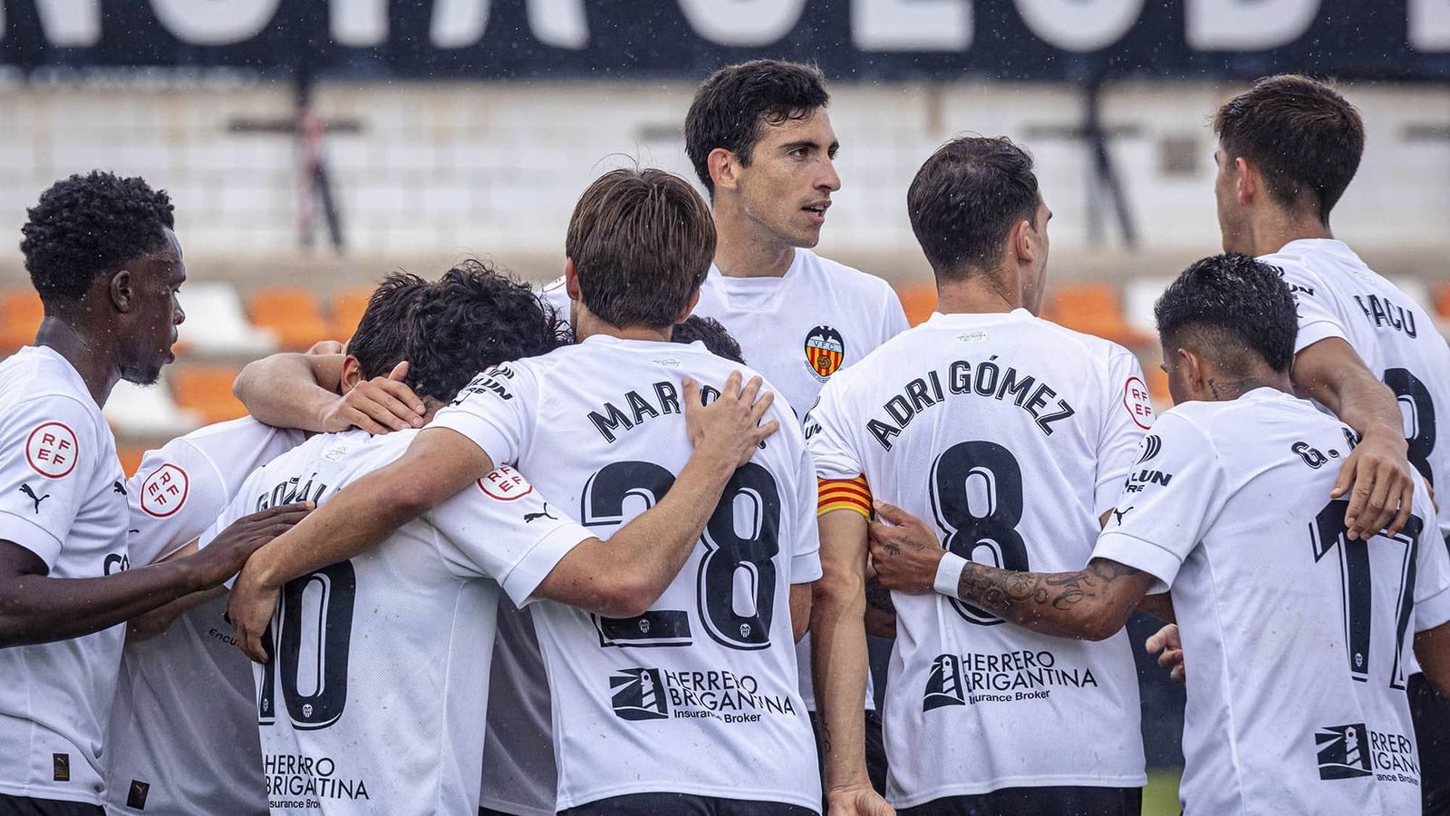 Els jugadors del Mestalla celebren un gol