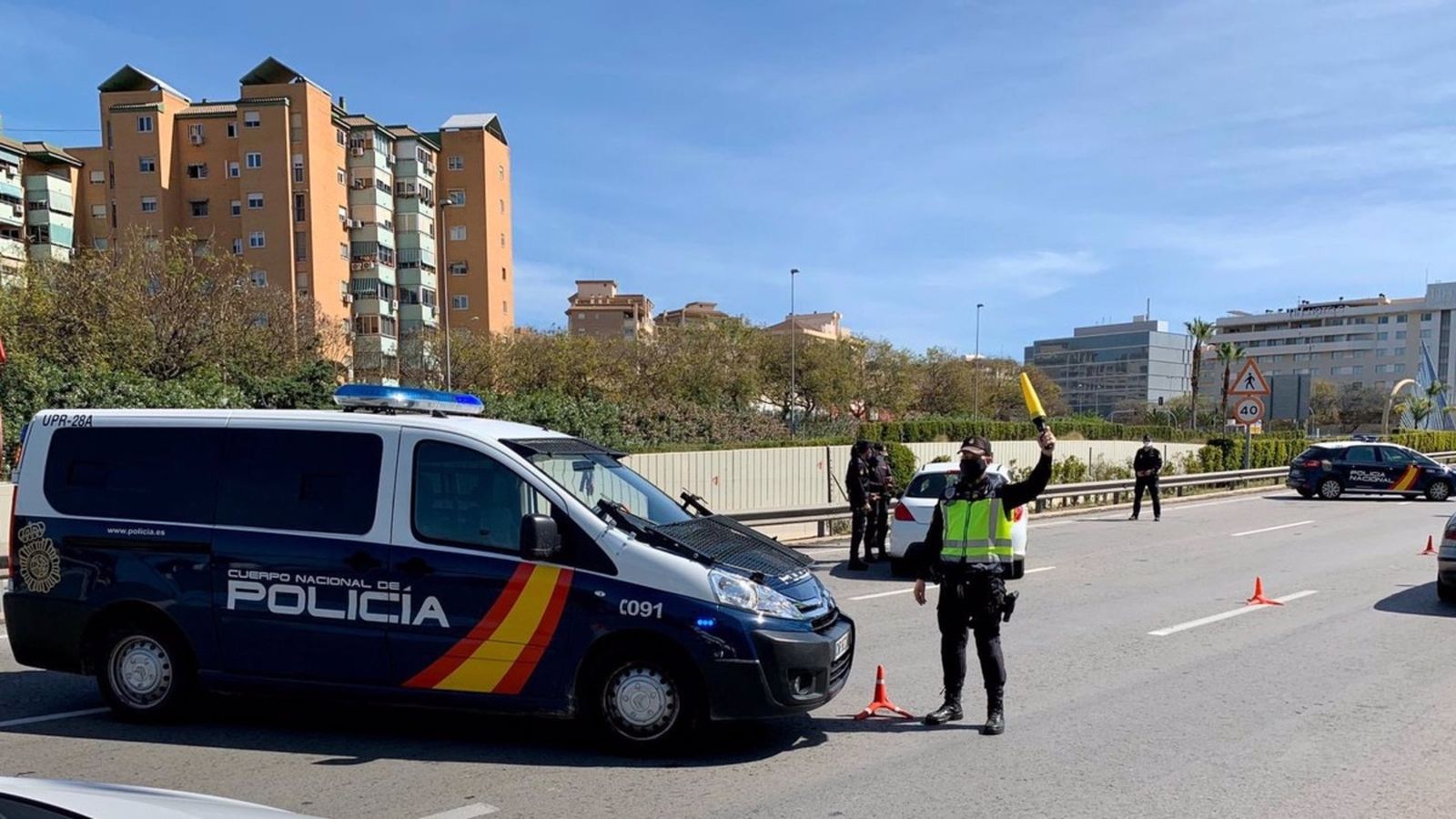 Imatge d'arxiu d'un dispositiu policial a la ciutat de València per a vigilar el compliment de la normativa sanitària.