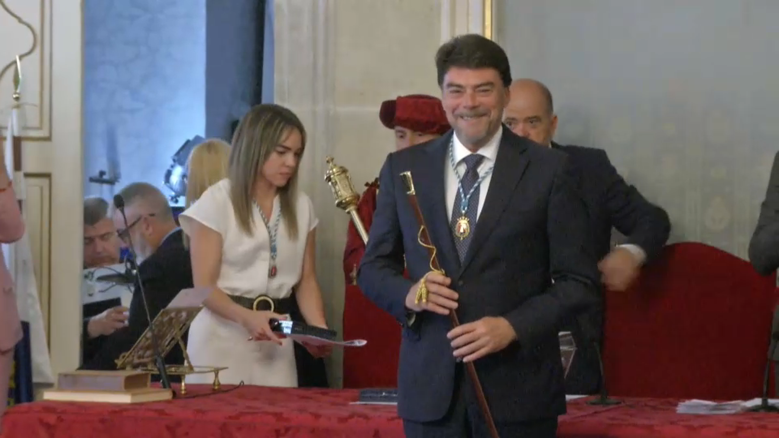 Barcala posa amb la vara de comandament a l'Ajuntament d'Alacant