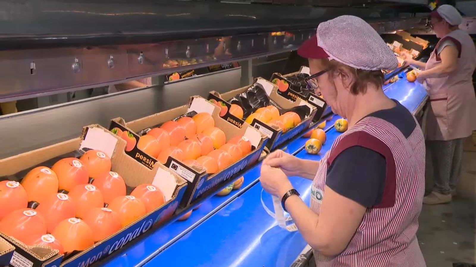 En la imatge, línia d'encaix d'una empresa proveïdora de caquis