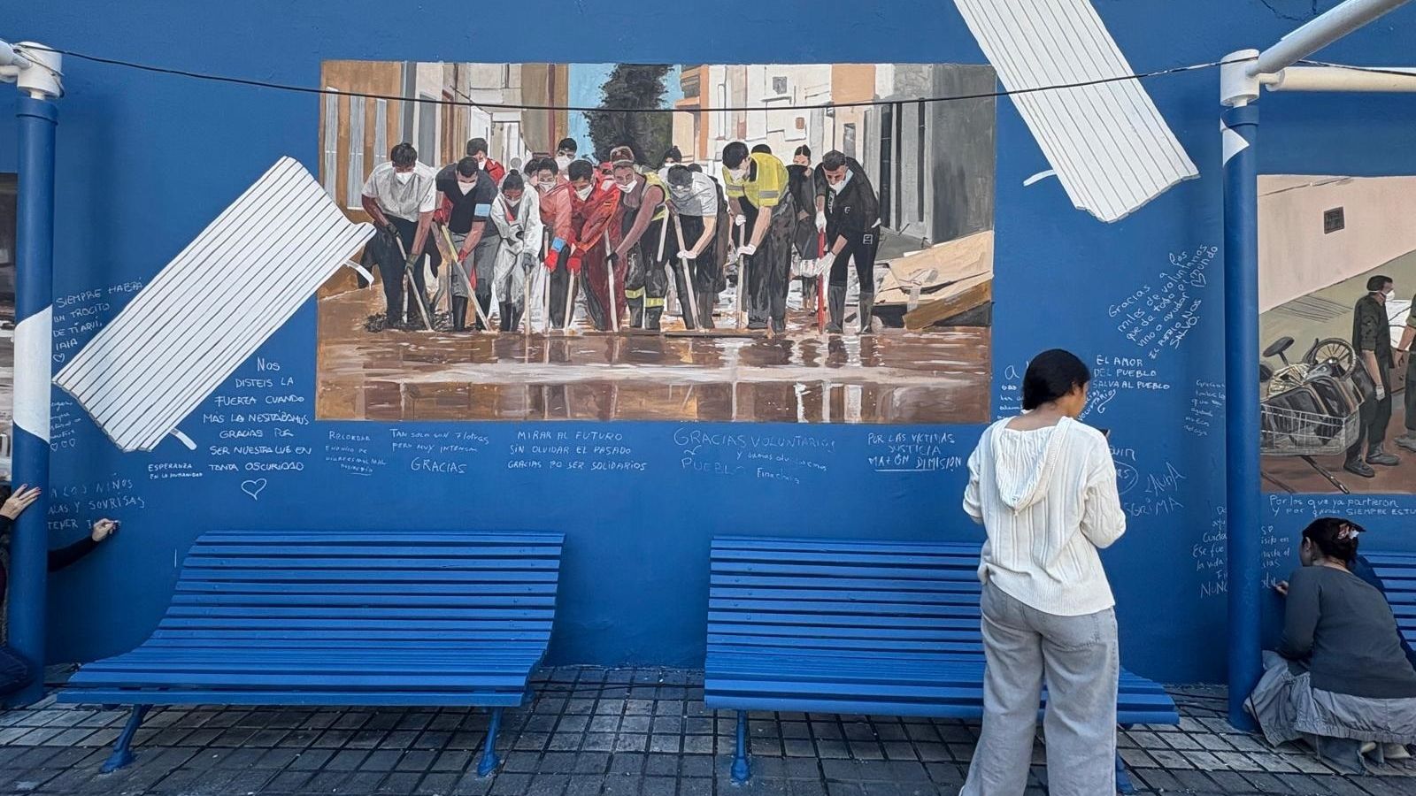 Un artista valencià va hometjar als voluntaris en un mural, amb motiu del primer aniversari de la dana