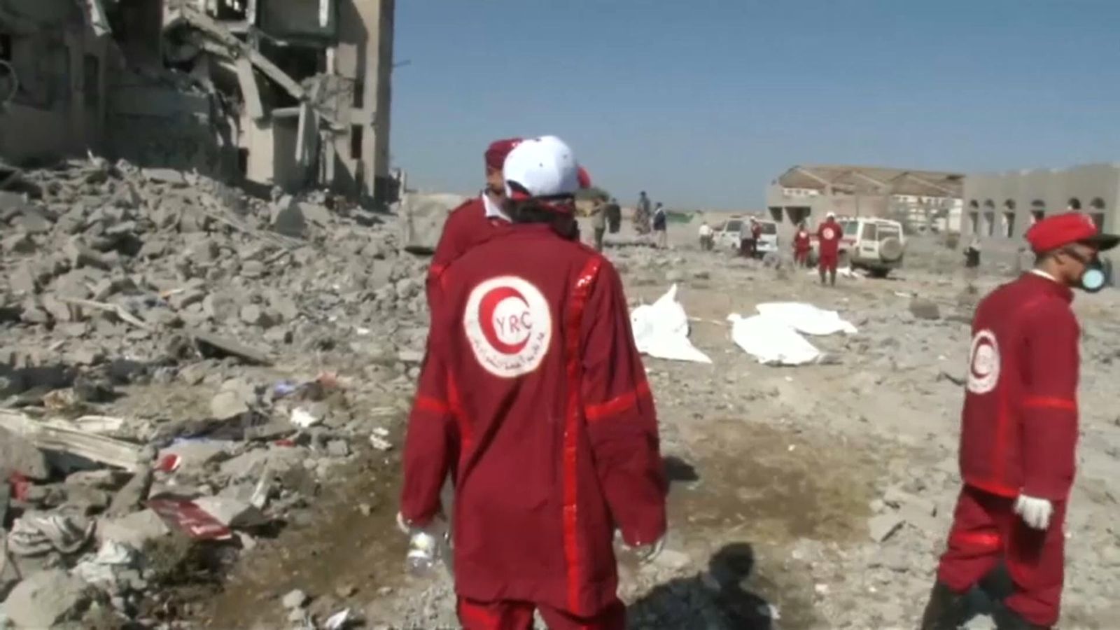 Almenys 60 persones mortes en un bombardeig al Iemen Almenys 60 persones mortes en un bombardeig al Iemen