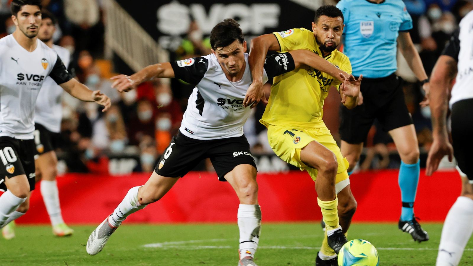 Hugo Guillamón i Francis Coquelin forcegen per una pilota