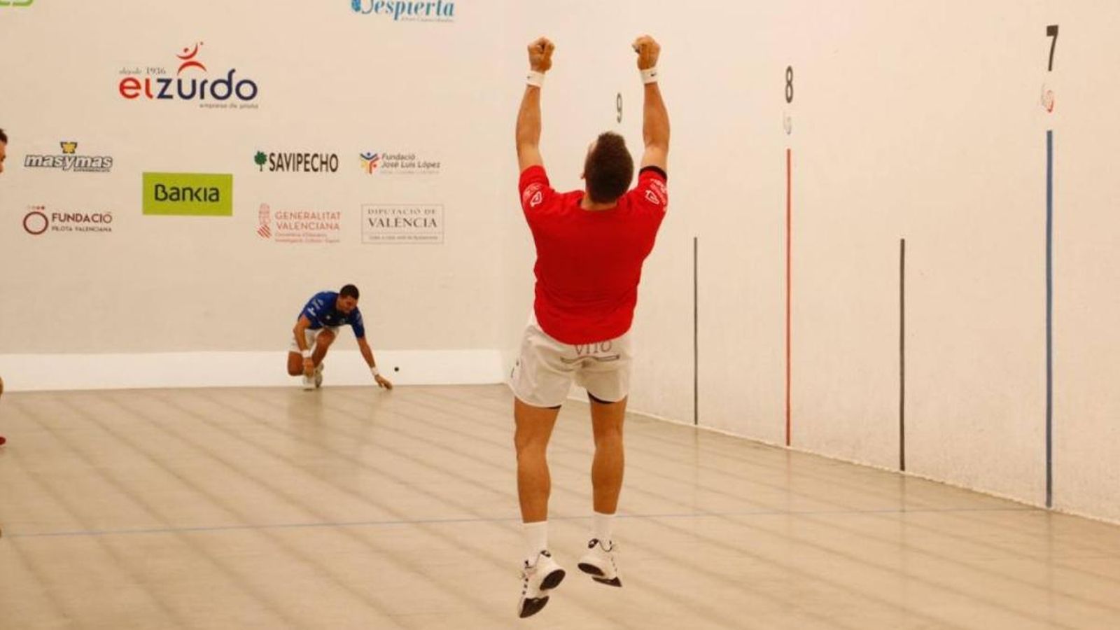 Moment de la partida (Moltó, d'esquena)