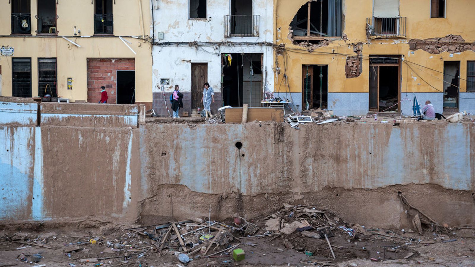 Destrucció d'habitatges i baixos comercials al pas del barranc de Poio per Picanya