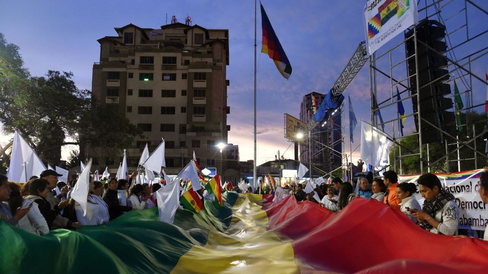 Persones assisteixen a una manifestació per la pau a Cochabamba, dijous passat