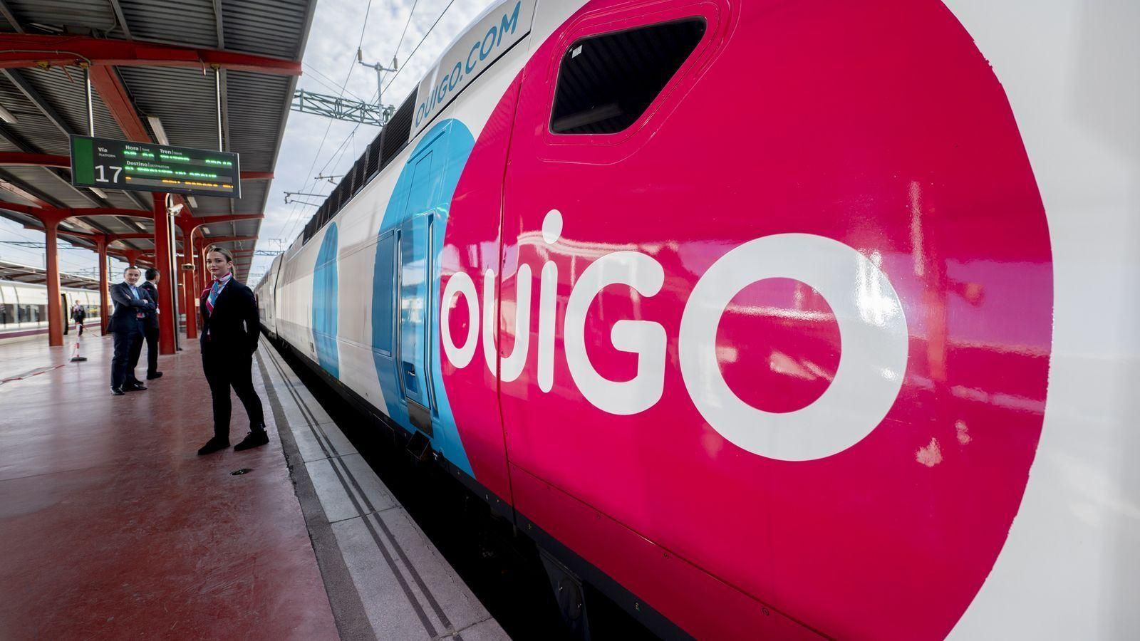 Un comboi d'Ouigo espera a l'andana en el trajecte inaugural de Madrid-Alacant, que va començar a operar a l'abril