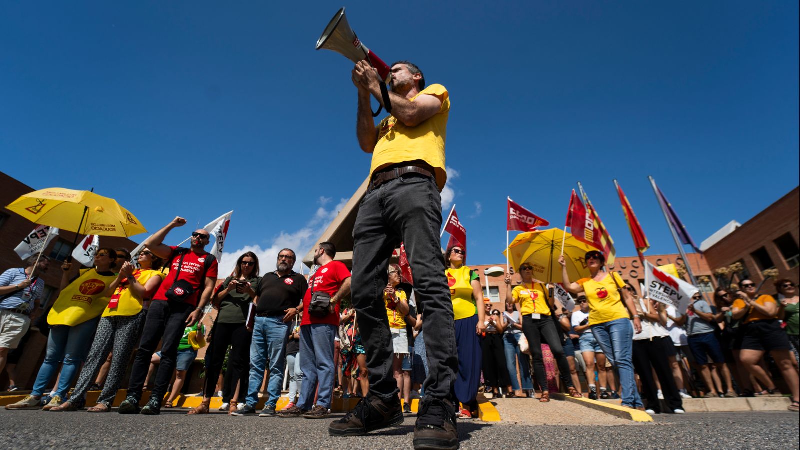 En imatge, una protesta dels sindicats docents davant de la conselleria d'Educació