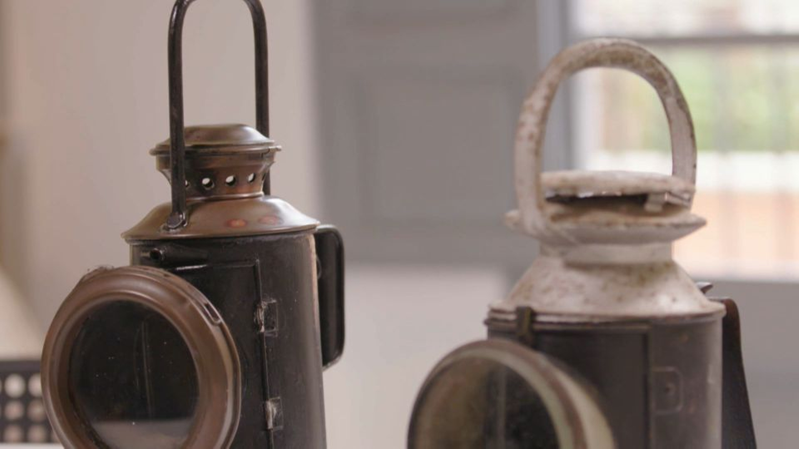 Dos fanals que han il·luminat moltes nits de treball