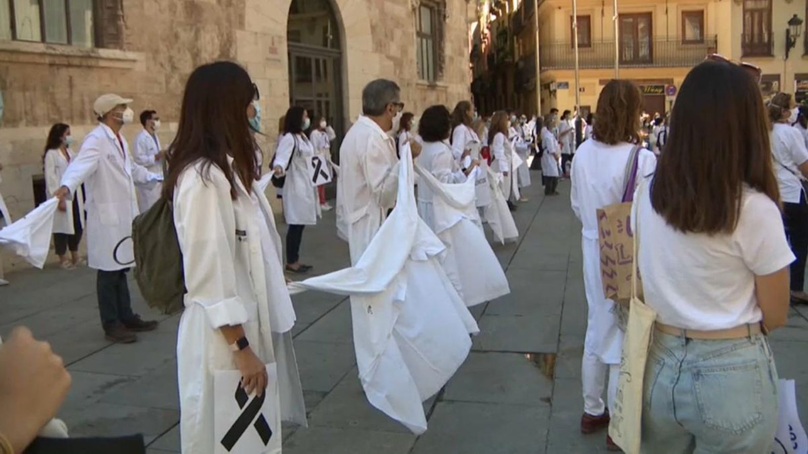 Una protesta dels facultatius davant les portes de la Generalitat, el passat mes de juny