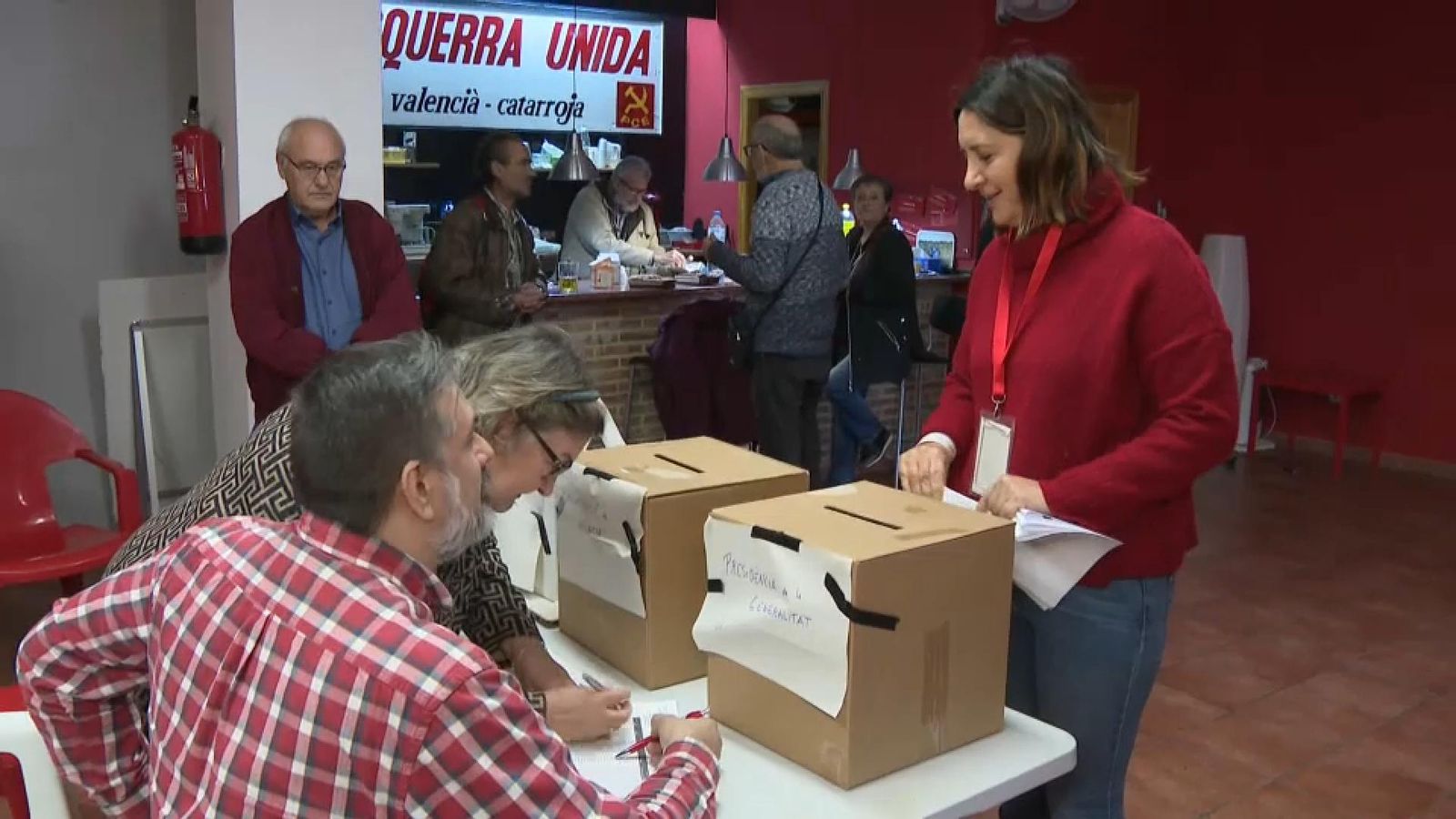 Moment en què la coordinadora d'EUPV i candidata en les primàries a la presidència de la Generalitat, Rosa Pérez Garijo, vota La coordinadora d'EUPV i candidata en les primàries a la presidència de la Generalitat, Rosa Pérez Garijo
