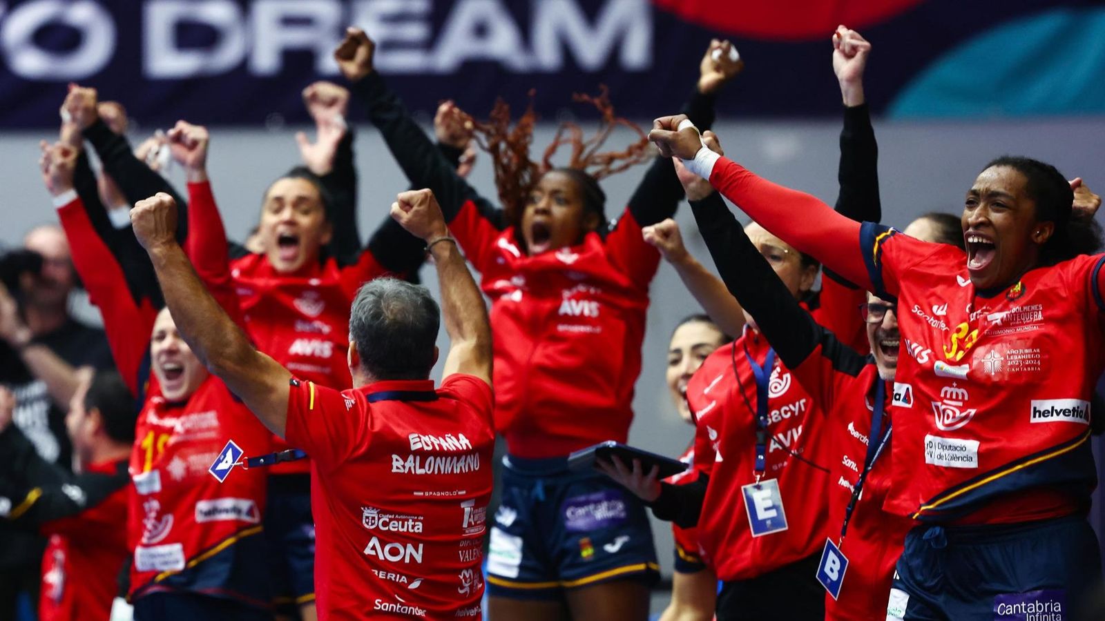 L'equip espanyol celebra el triomf