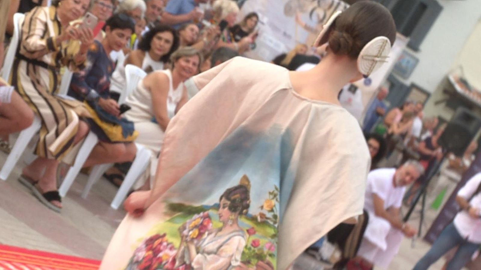 Una model desfila amb un dels vestits inspirats en els quadres de Sorolla