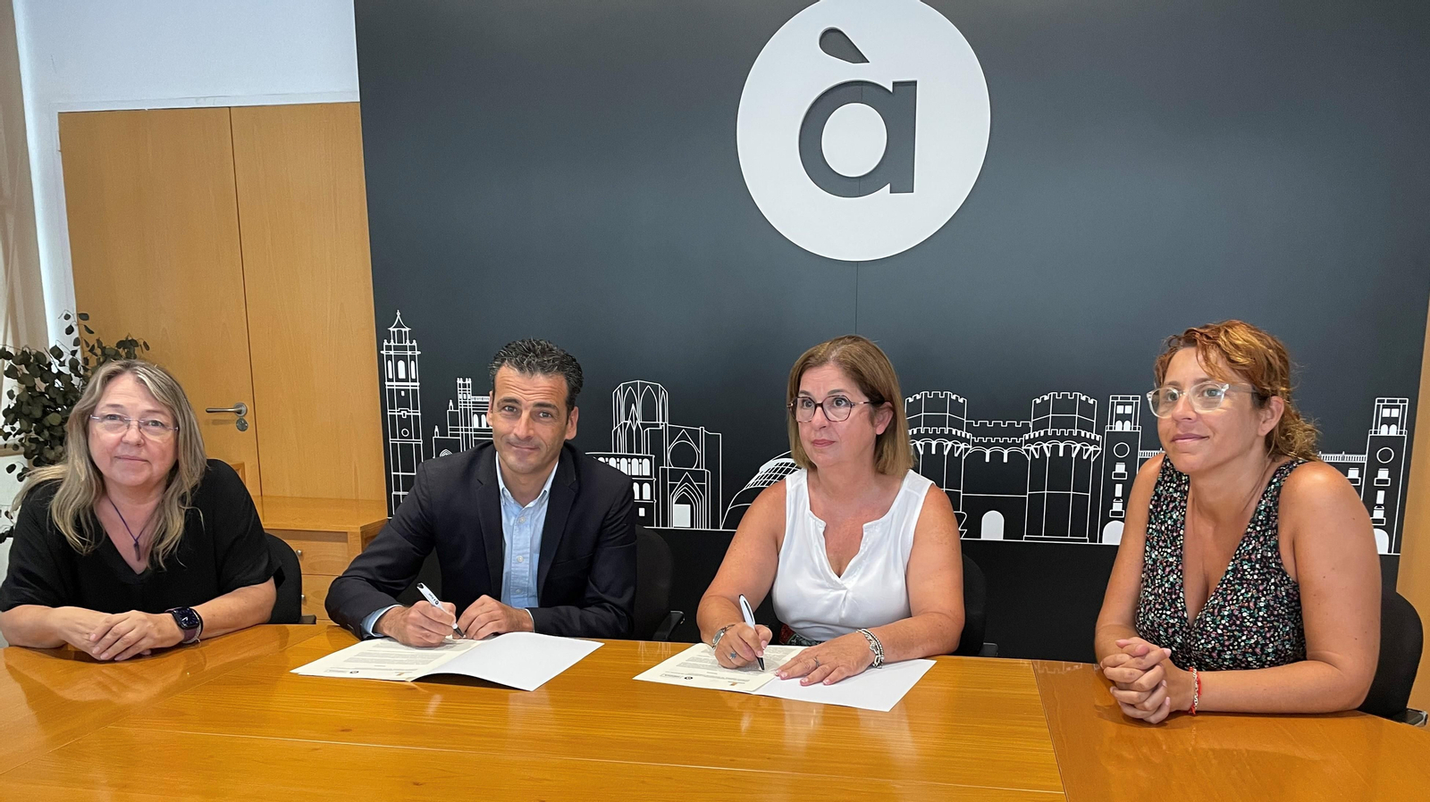 Mar Iglesias (presidenta CVMC), Alfred Costa (director general À Punt), Juncal Carrascosa (alcaldessa Bunyol), Maria Vallés (regidora de Festes de Bunyol)