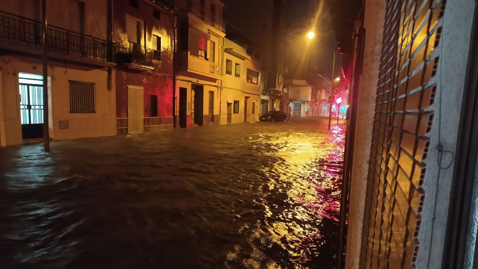 Un dels carrers de Carcaixent per on corria l'aigua a primera hora d'aquest dijous