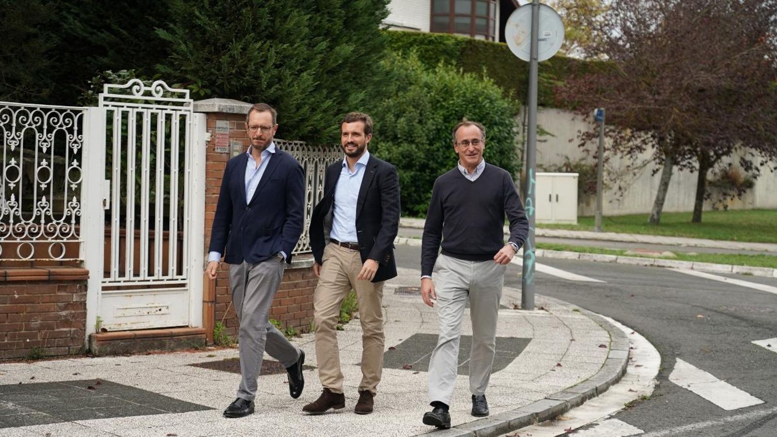 El portaveu del PP al Senat, Javier Maroto, el president Pablo Casado i l'expresident del PP basc, Alfonso Alonso