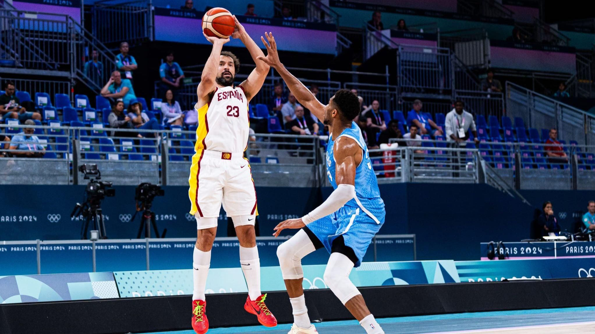 Llull llança un triple davant de Giannis Antetokoumpo Llull llança un triple davant Giannis Antetokoumpo