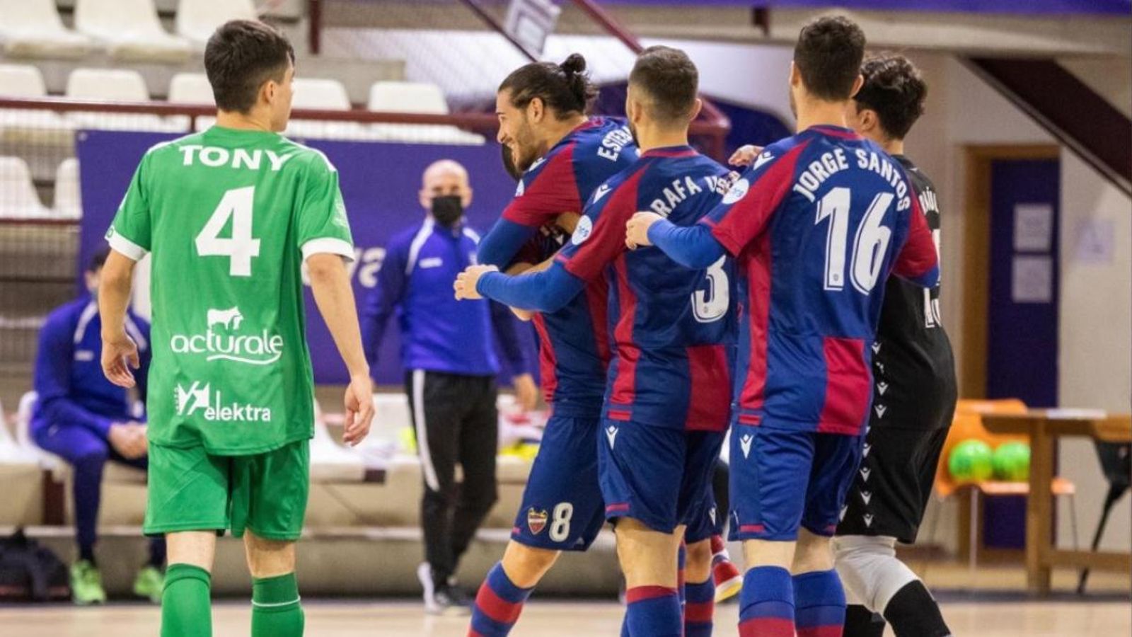 L'alegria dels jugadors del Llevant UE després d'un dels tres gols d'Esteban