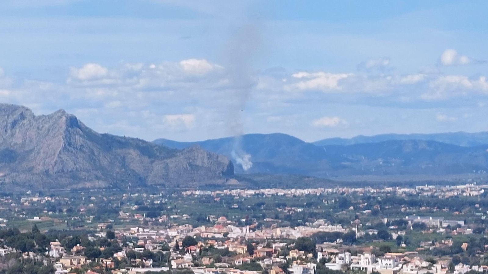 La columna de fum de l'incendi és visible desde diversos quilòmetres de distància