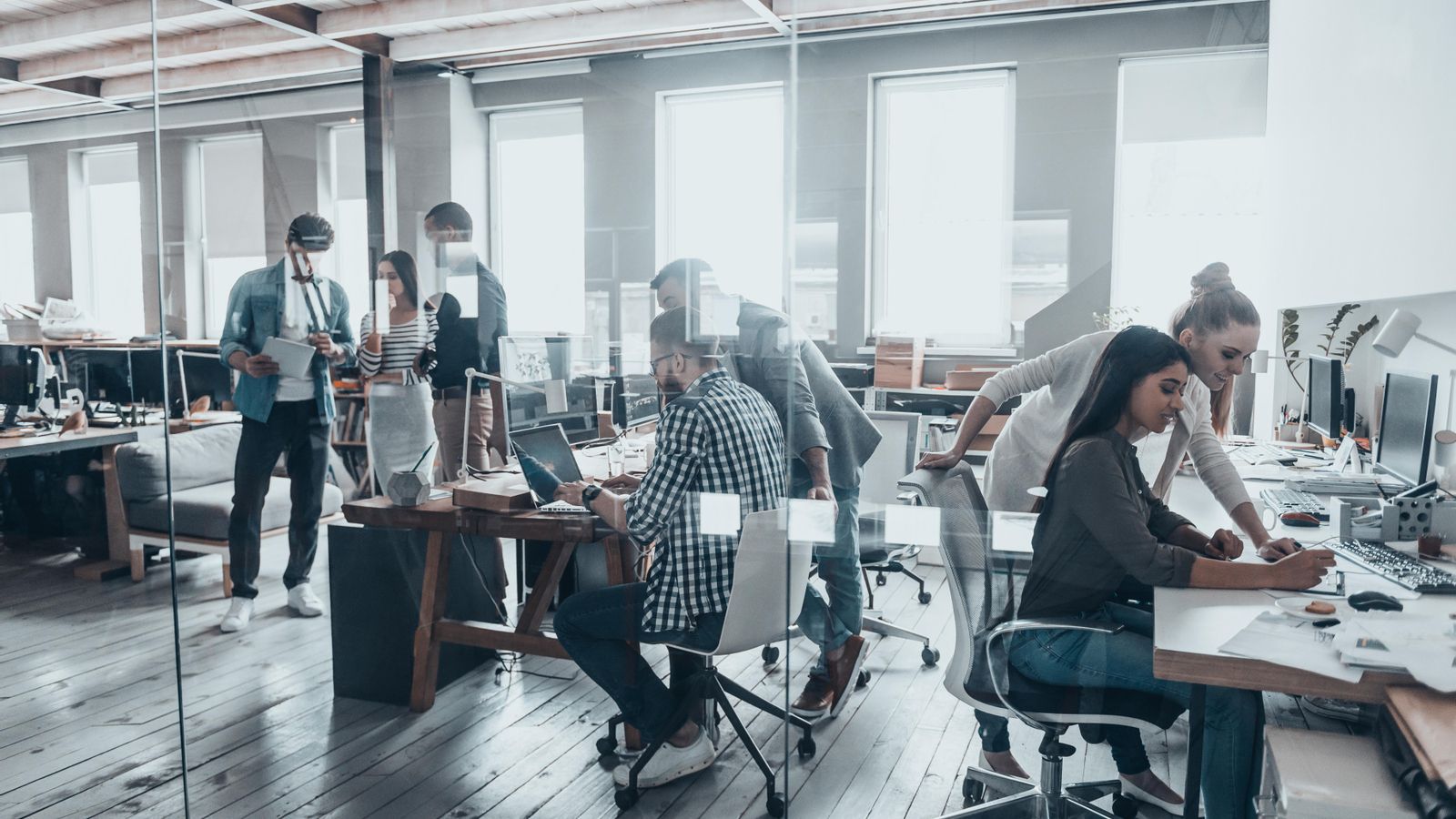 Diverses persones treballen en una oficina