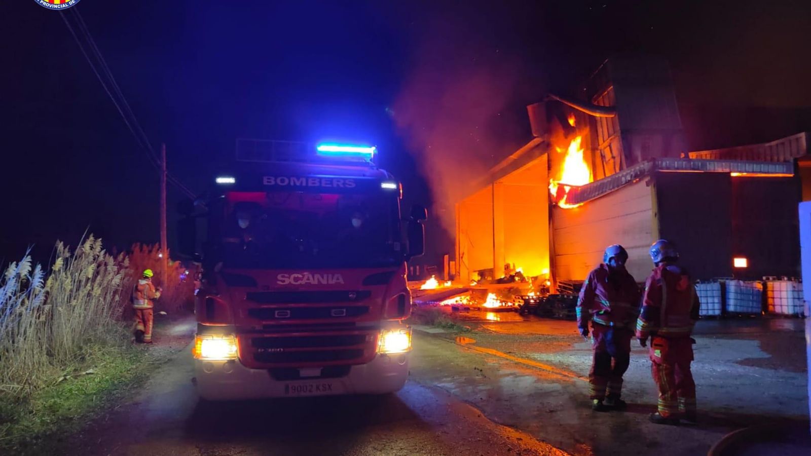 Els bombers treballant en l'incendi de Montortal