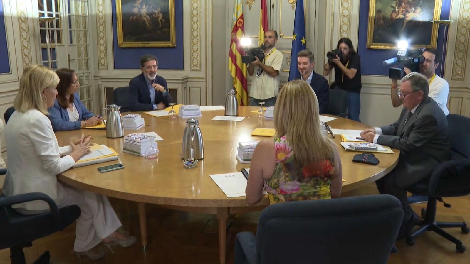 Reunió de la primera mesa de les Corts de l'XI legislatura, amb Llanos Massó (de blau) com a presidenta