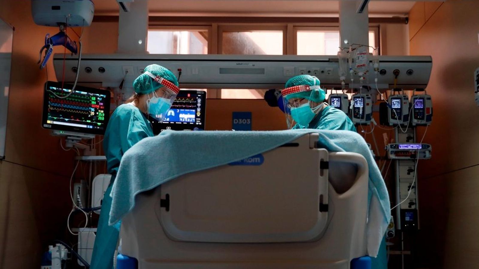 Dos professionals sanitaris treballen en l'UCI de l'Hospital Vall d'Hebron de Barcelona.