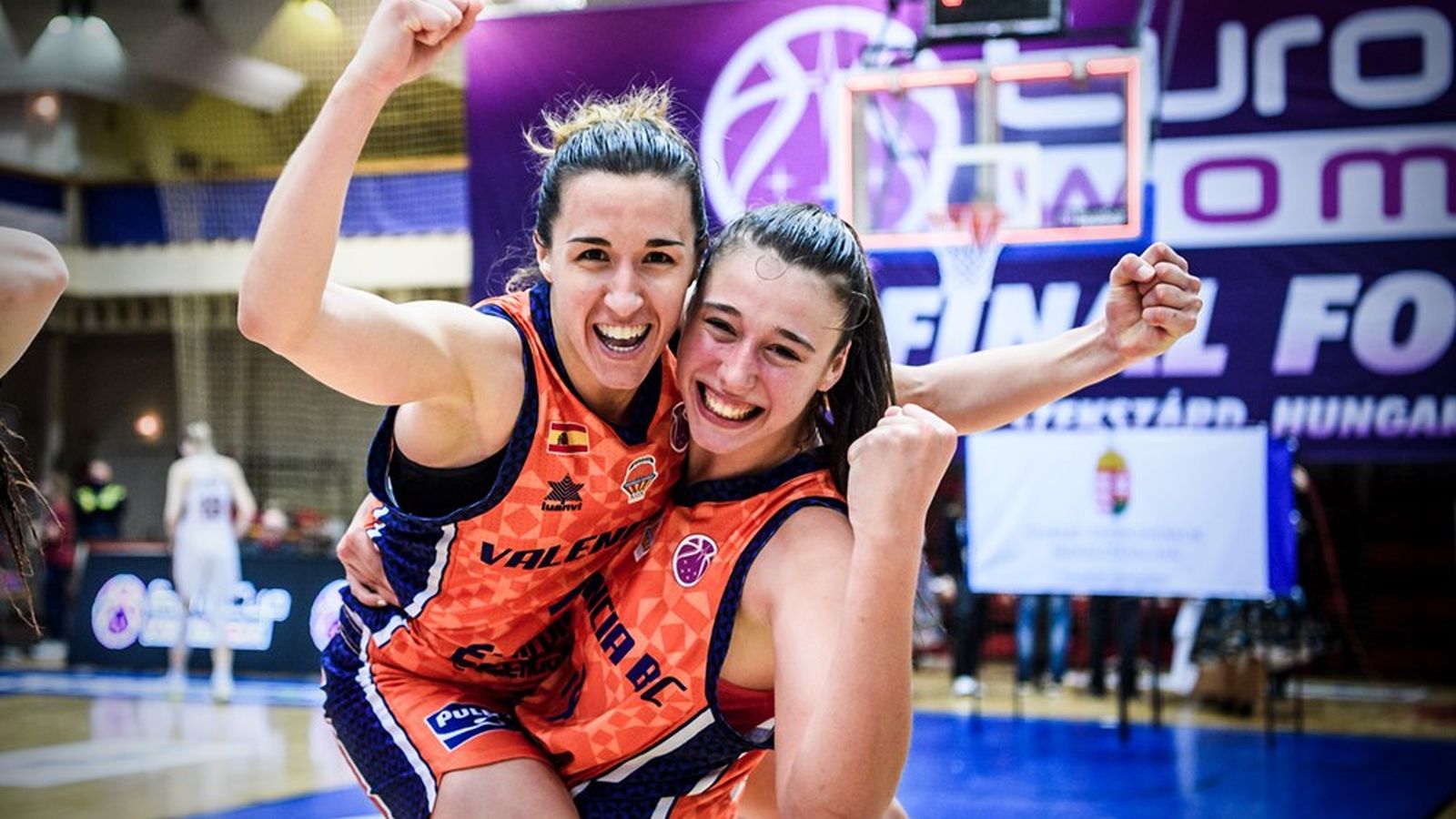 Raquel Carrera i Queralt Casas celebren la victòria en l'Eurocup Women