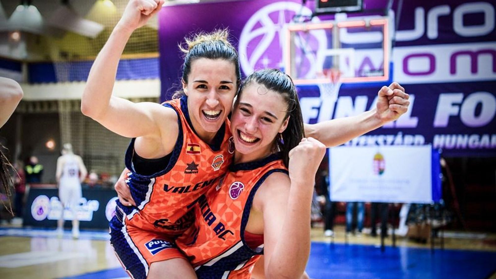 Raquel Carrera i Queralt Casas celebren la victòria en l'Eurocup Women