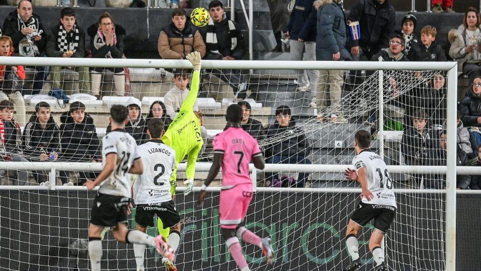 Cantero evita el gol de Suero