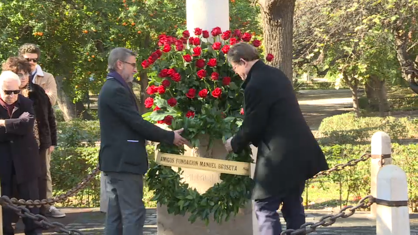 El president de la Generalitat , Ximo Puig, i el fill del catedràtic, Pablo Broseta, depositen flors en el monòlit que recorda el crim